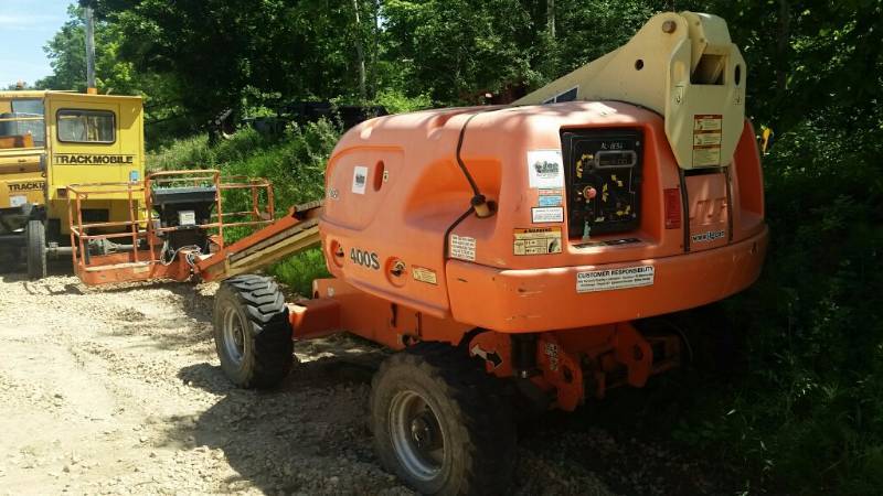 lot 3 image: 2010 JLG 400S Boom Man Lift