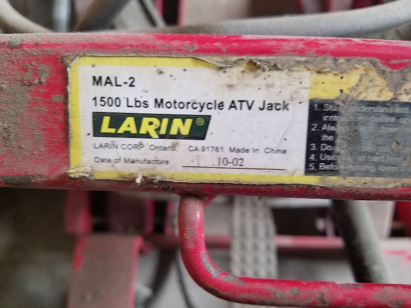 lot 35 image: Larin,1500 Pound MotorcycleATV Jack