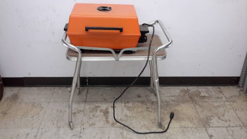 Electric grill on stand