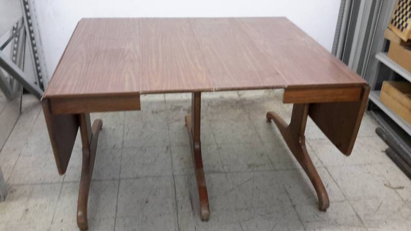 Drop leaf table with extensions