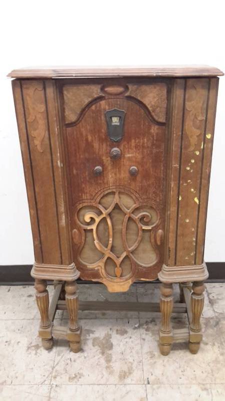 Antique tube radio