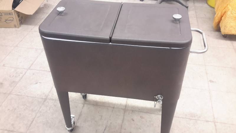 Outdoor patio cooler on casters