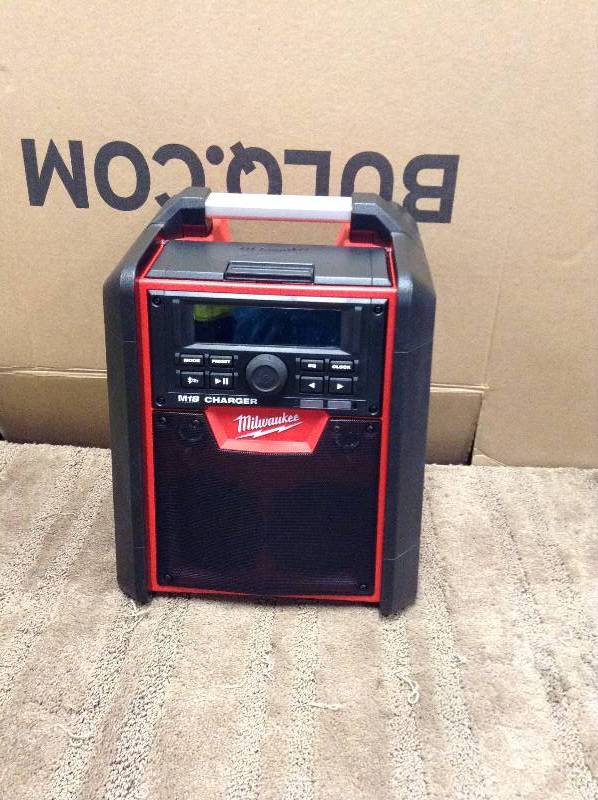 lot 28 image: Milwaukee M18 Jobsite RadioCharger-2792-20  in like New working conditions