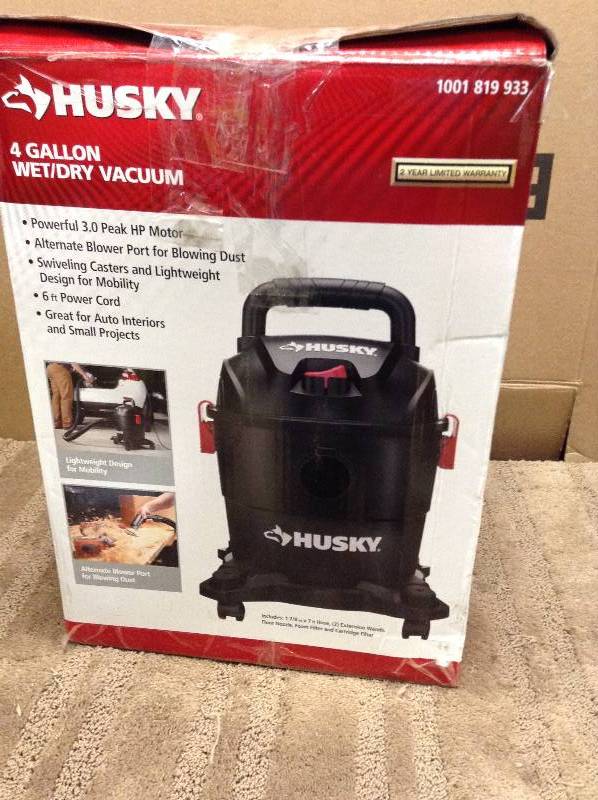 lot 44 image: Husky 4 Gal. Portable Poly WetDry Vacuum in like new working conditions