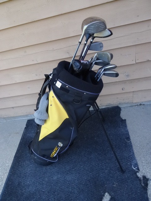lot 15 image: Tour Edge Golf Club Set With Bag.