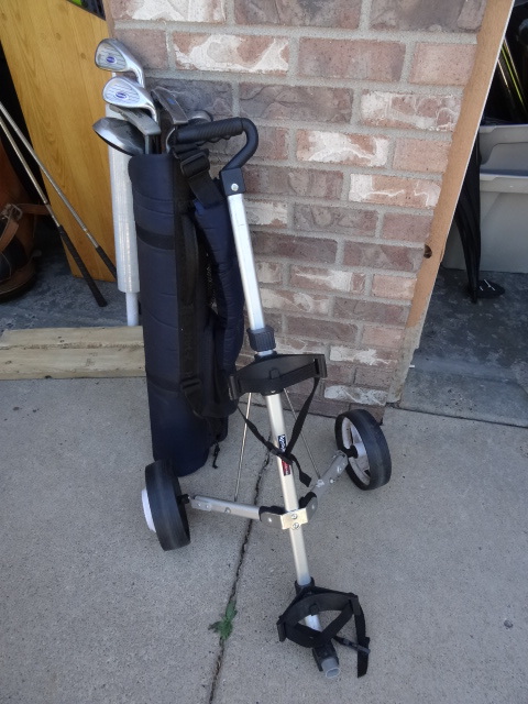 lot 69 image: Junior Golf Girls Golf Club Set.