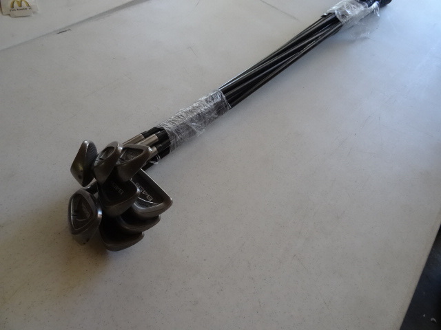 lot 138 image: Tommy Armour 845 Silver Scot Irons.