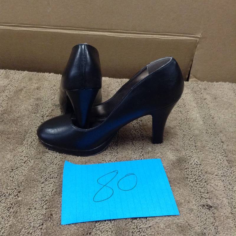 lot 80 image: Unlisted size 8 Shoes in like new condition