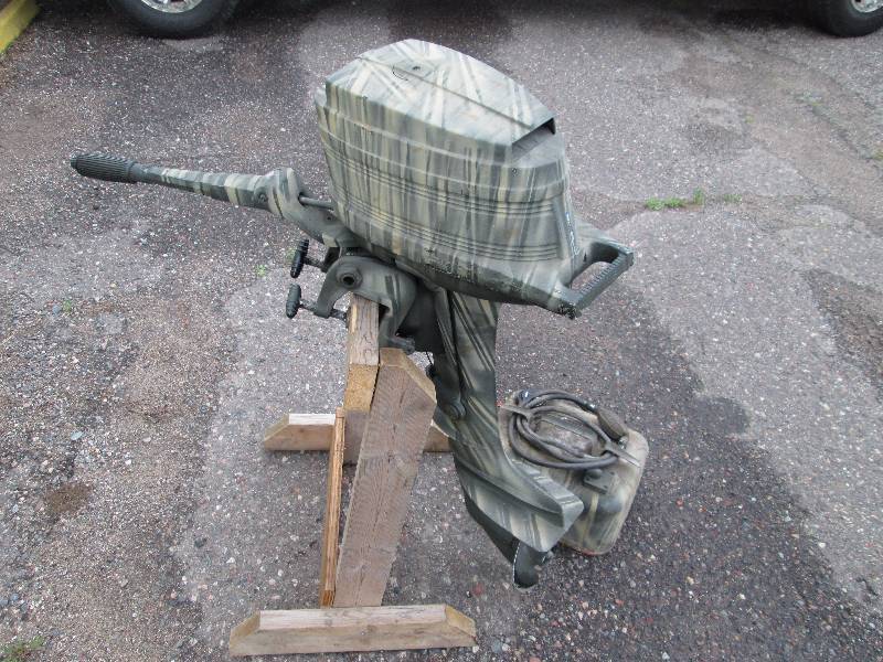 lot 3 image: Mercury 4 12 Horse Power Boat Motor