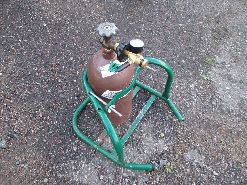 lot 15 image: Small Helium Tank & Stand