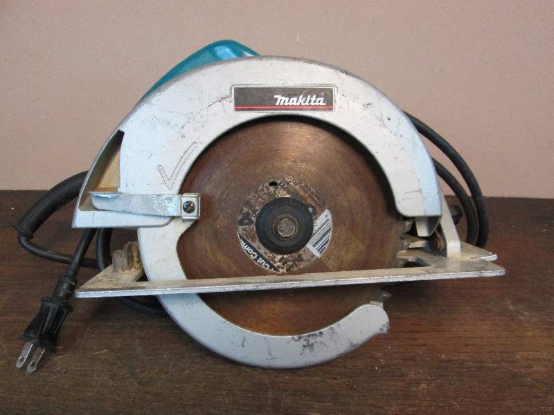lot 25 image: Makita 7 14 Circular Saw