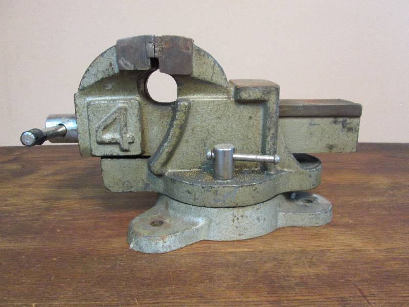 lot 40 image: 4 Bench Vise