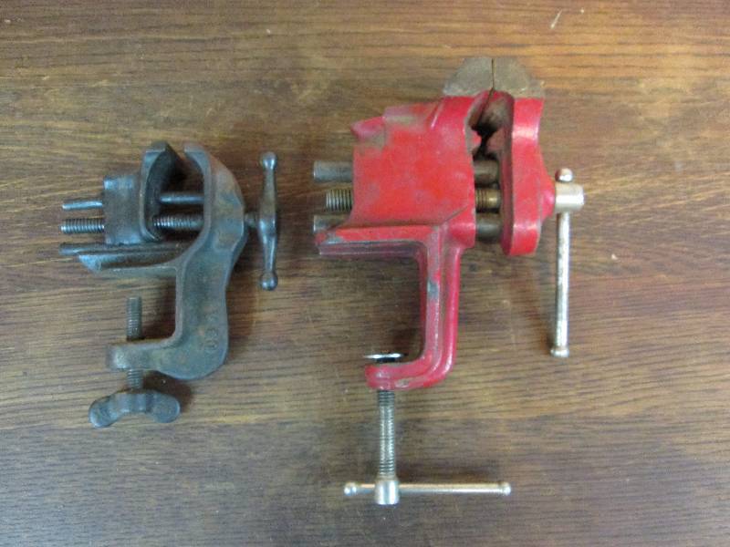 lot 42 image: 2 Small Bench Vises