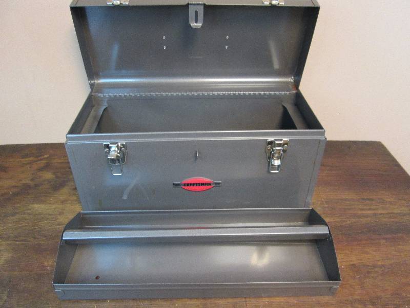 lot 76 image: 20 Steel Craftsman Tool Box
