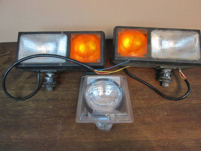 lot 84 image: Snow plow Tractor Lights.