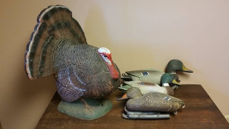 lot 119 image: Self-Healing Turkey Archery Target  (2) Duck Decoys