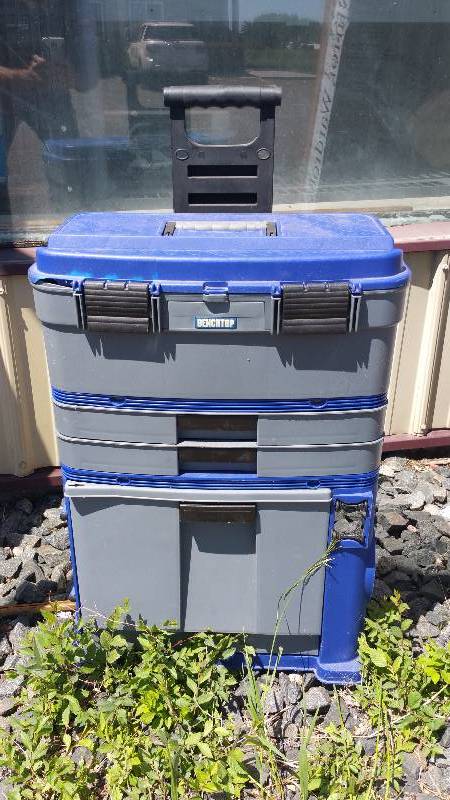 lot 135 image: Benchtop Brand Rolling Tool Chest w Handle