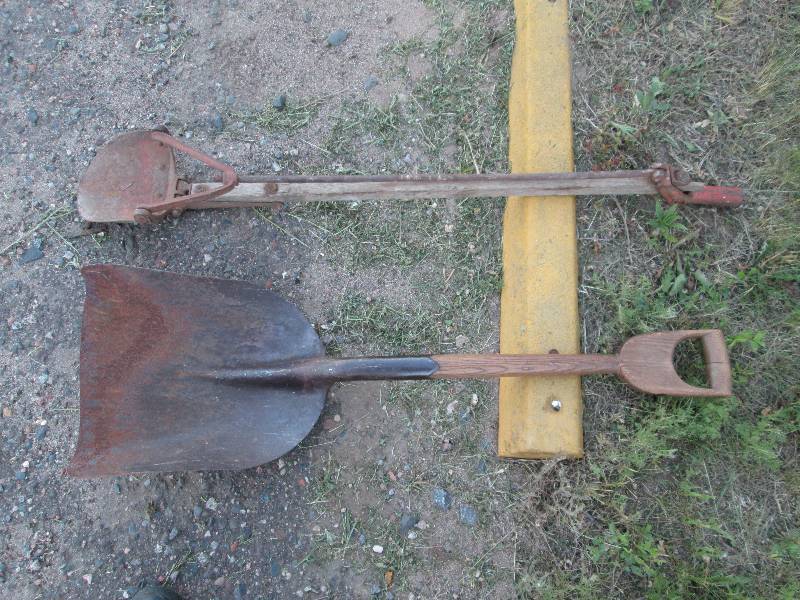 lot 233 image: Vintage Shovel & Post Hole Digger