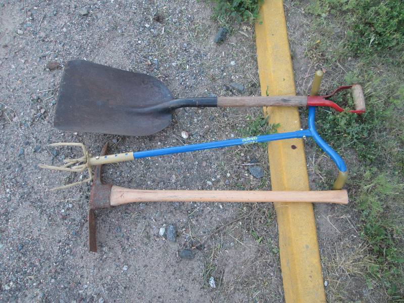 lot 234 image: Garden Tools