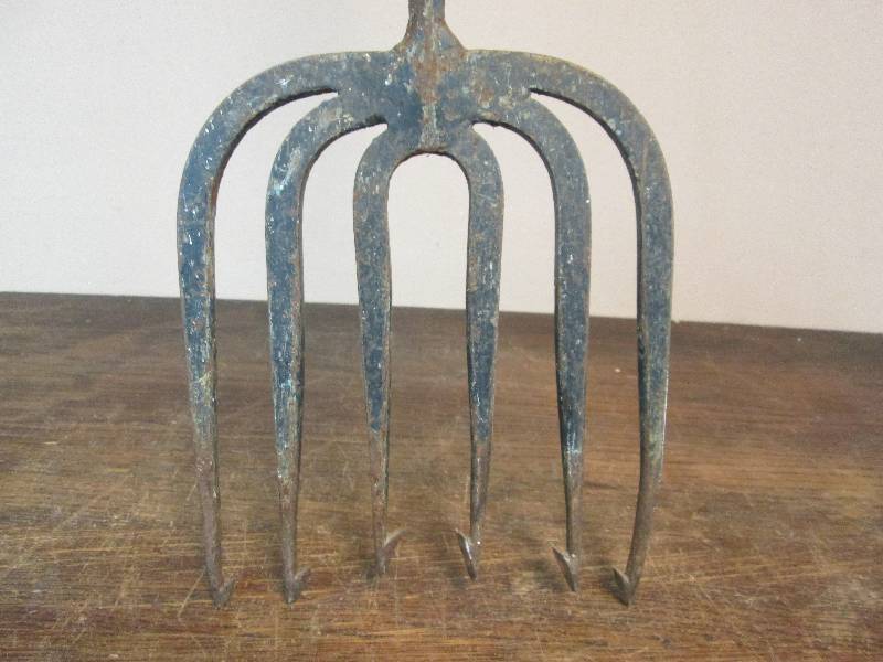 lot 264 image: Vintage Spear