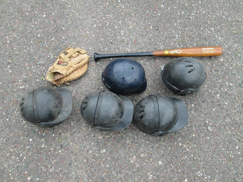 lot 275 image: Baseball Equipment
