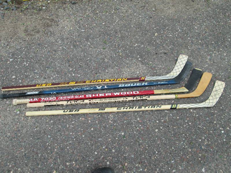 lot 294 image: 5 Right Handed Hockey Sticks