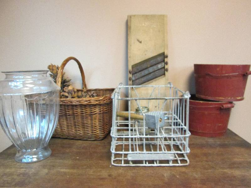 lot 298 image: Milk Crate & Buckets