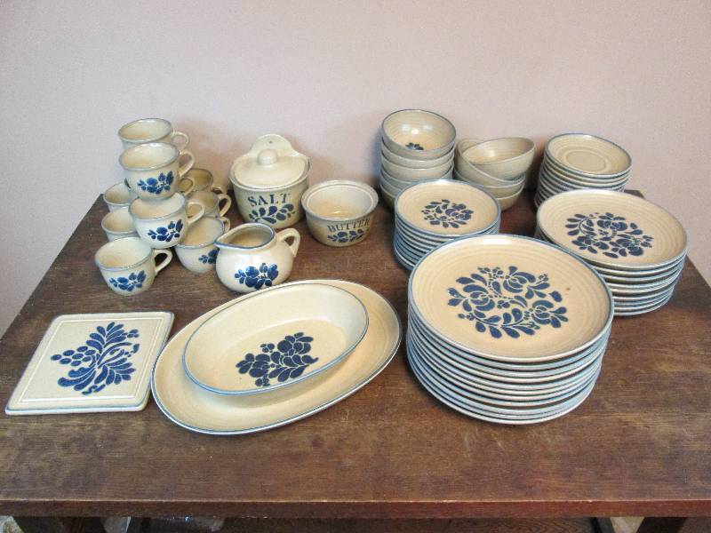 lot 304 image: Pfaltzgraff Folk Art Dinner Set