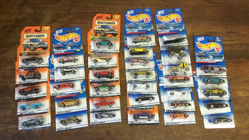 lot 350 image: (35) Hotwheels and Matchbox Cards
