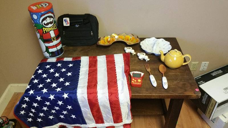 lot 358 image: Vinyl American Flag, Electronic Poker, Porcelain, Travel Bag, Etc.