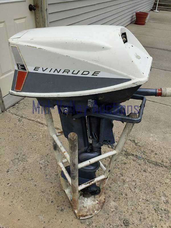 lot 3 image: 1963 Evenrude 10 HP Boat motor