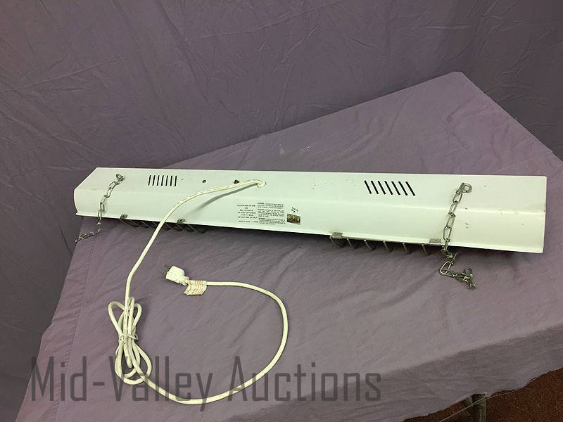 lot 12 image: Halogen shop light