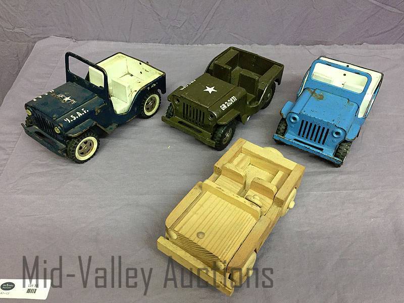 lot 38 image: 4 toy jeeps