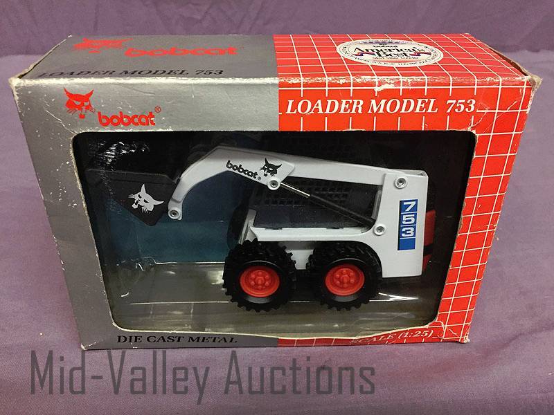 lot 41 image: Die Cast bobcat Loader