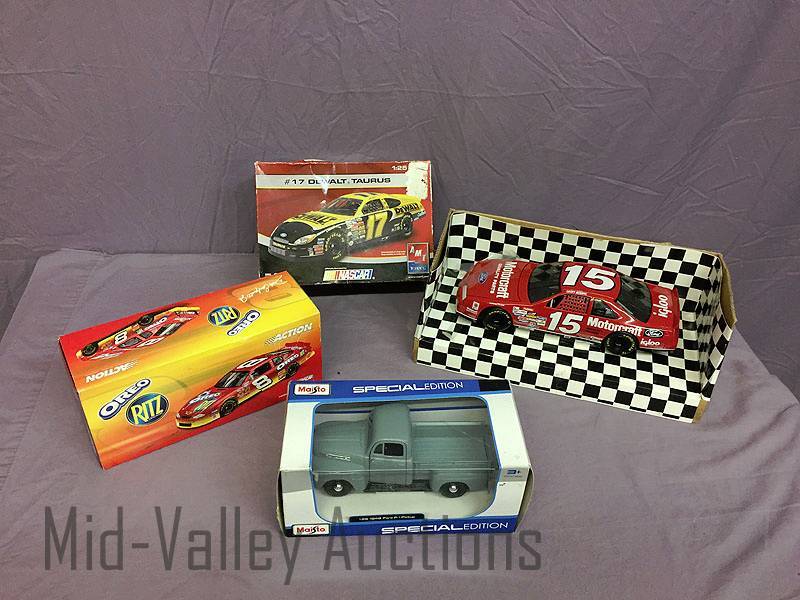 lot 49 image: Die Cast and Model vehicles