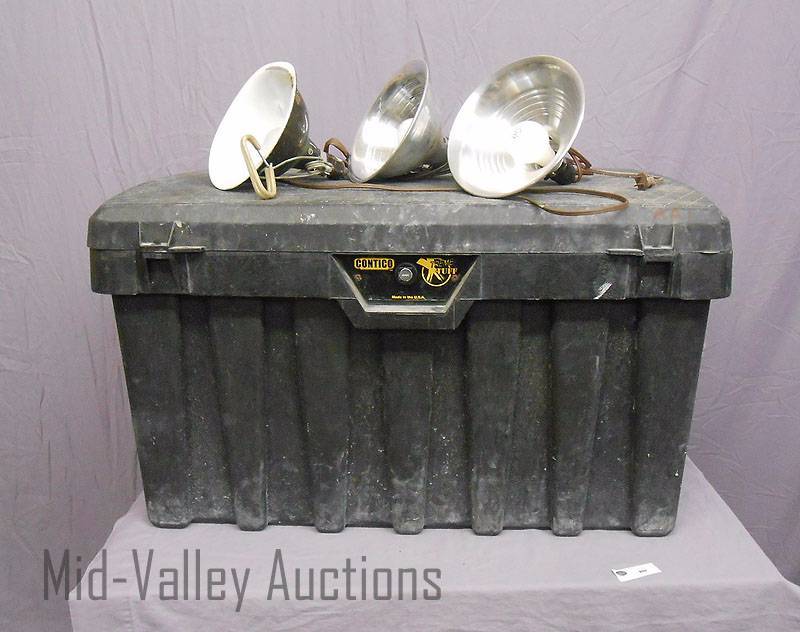 lot 18 image: Xtreme Tuff plastic chest & trouble lights