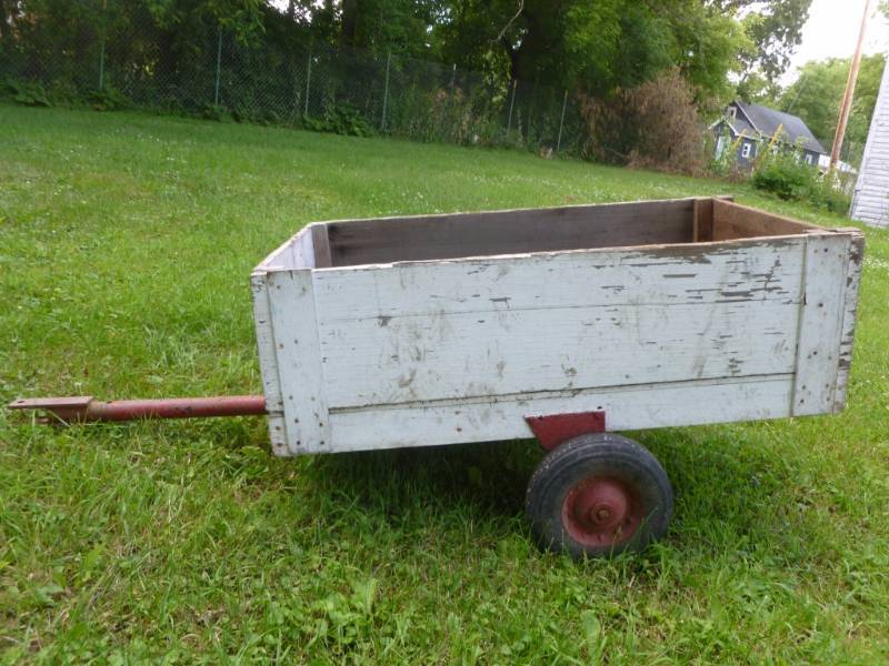 lot 4 image: Lawn And Garden Trailer