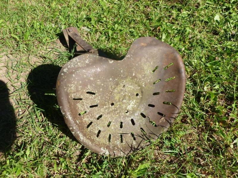 lot 20 image: Vintage Tractor Seat