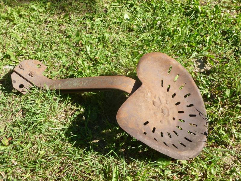 lot 21 image: Vintage Tractor Seat