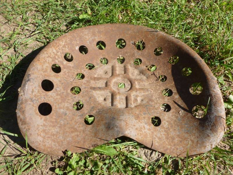 lot 22 image: Vintage Tractor Seat