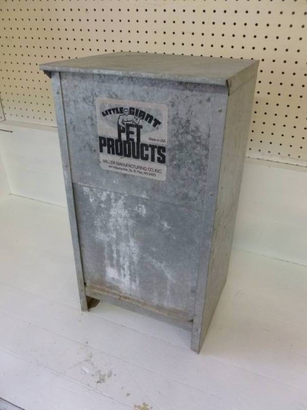 lot 34 image: Dog Feeder