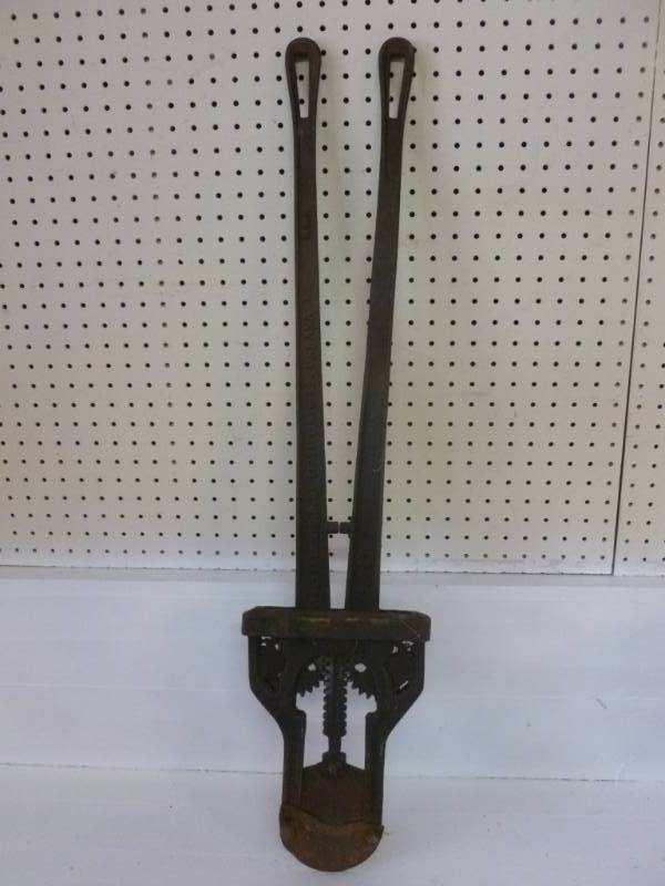 lot 45 image: Antique Dehorner Tool