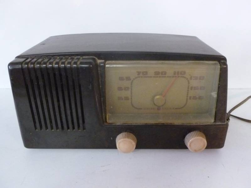 lot 142 image: Vintage Radio