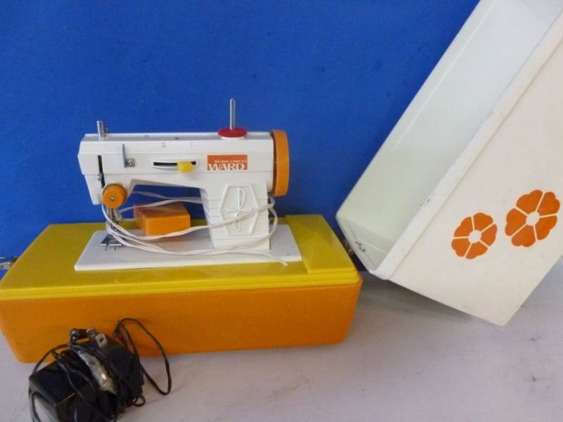 lot 187 image: Vintage Kids Sewing Machine