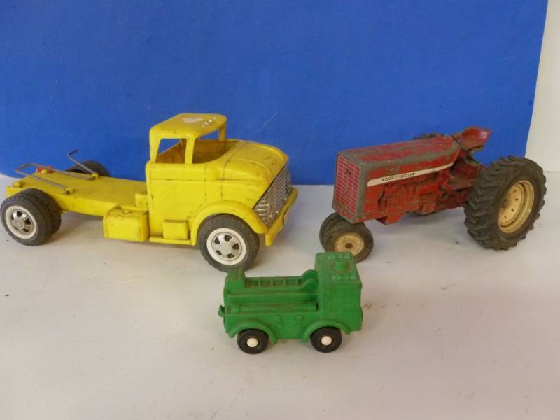 lot 213 image: Vintage Toys