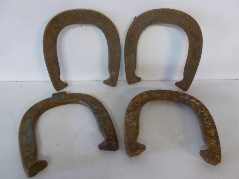 lot 229 image: Vintage Horseshoe Set