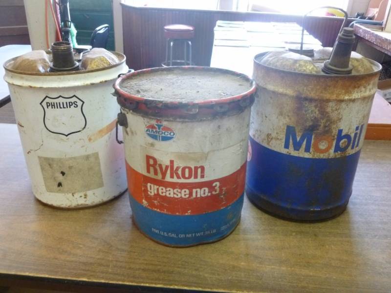 lot 298 image: Vintage Oil Cans