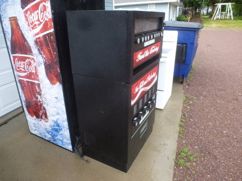 lot 10 image: Coke Snack Dispensor