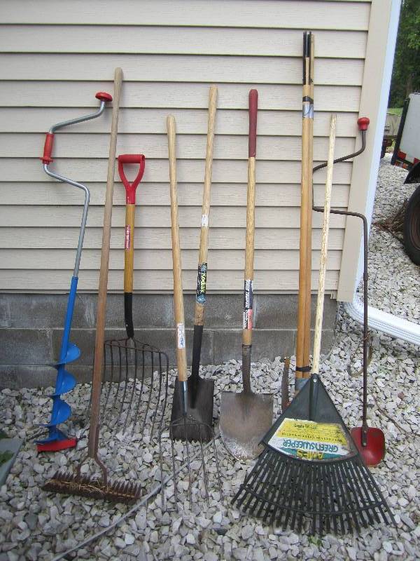 Lot of garden tools, ice auger and ...