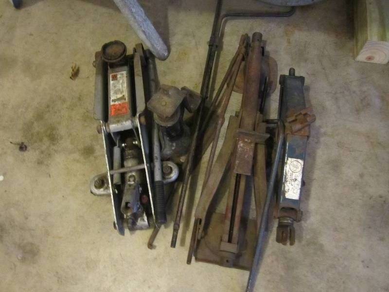 Lot of vehicle jacks...